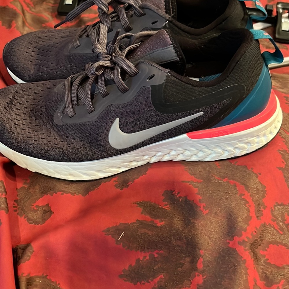 Ladies Nike Shoes Like new Size 8.5